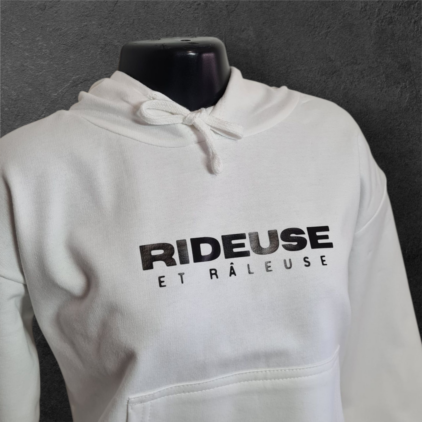 Sweat à capuche court " Rideuse et râleuse "