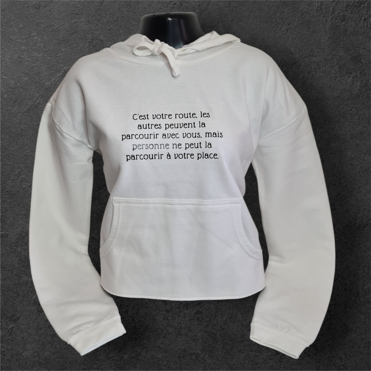 Sweat à capuche court avec message pour femme