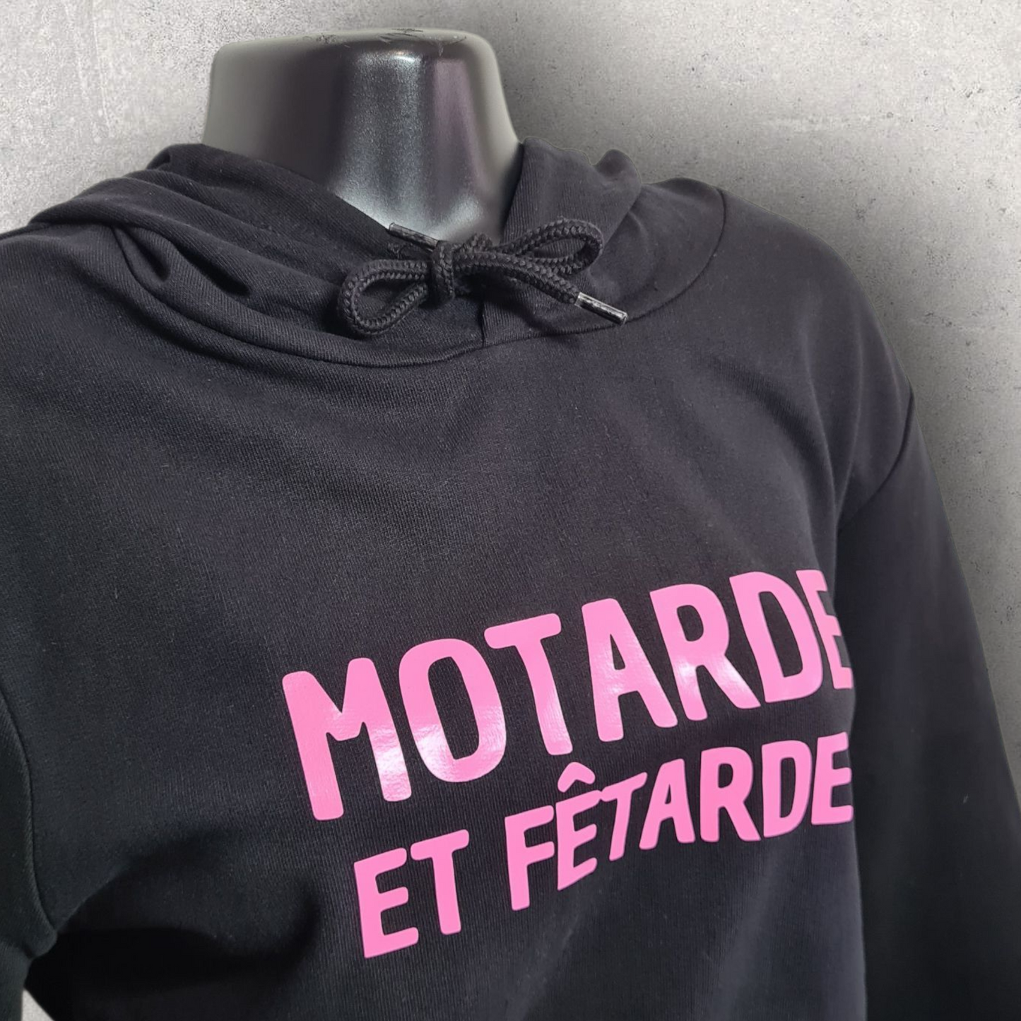 Sweat à capuche noir " Motarde et fêtarde " rose