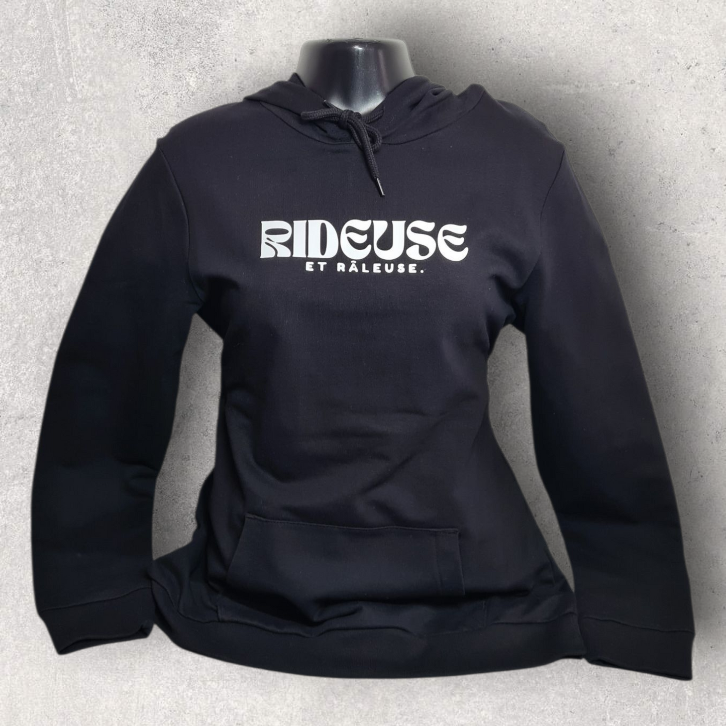 Sweat à capuche noir " Rideuse et râleuse "
