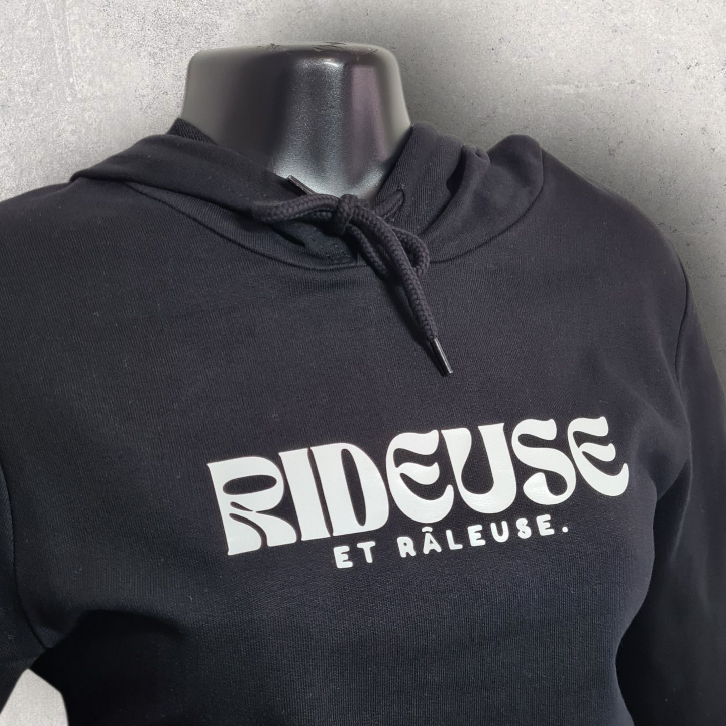 Sweat à capuche noir " Rideuse et râleuse "
