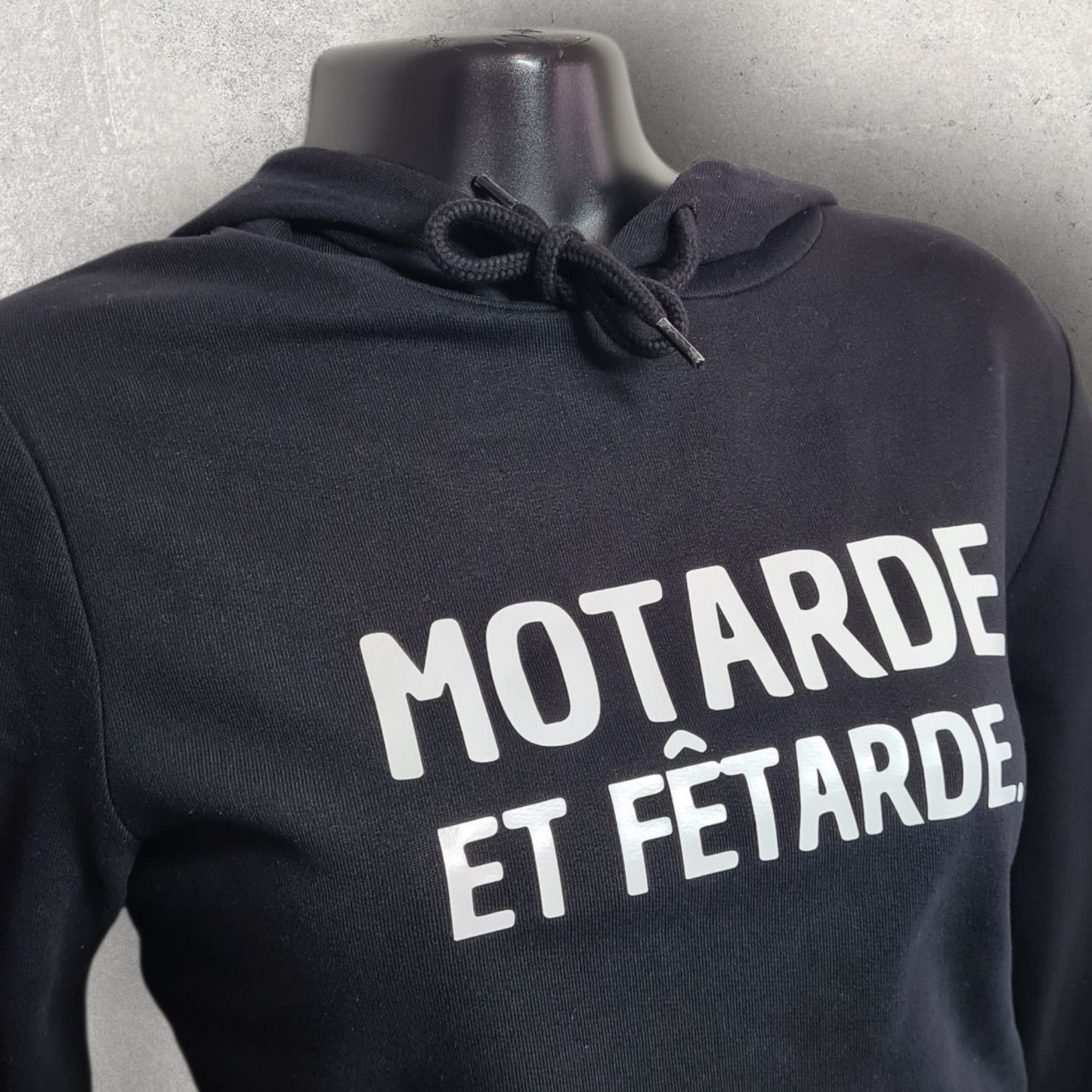 Sweat à capuche noir femme " Motarde et fêtarde "