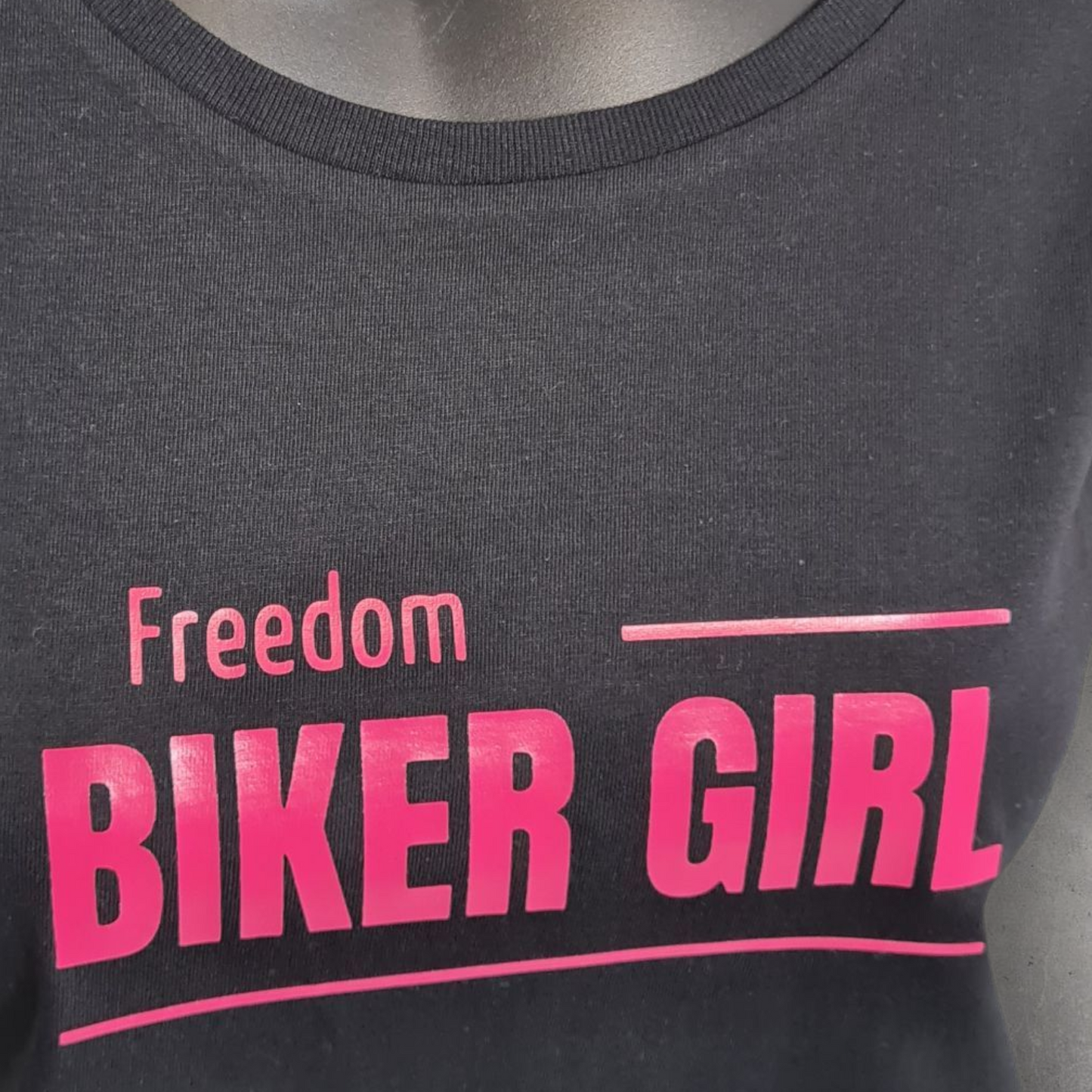 T-shirt noir à manche courte femme " Freedom biker girl " pour motarde