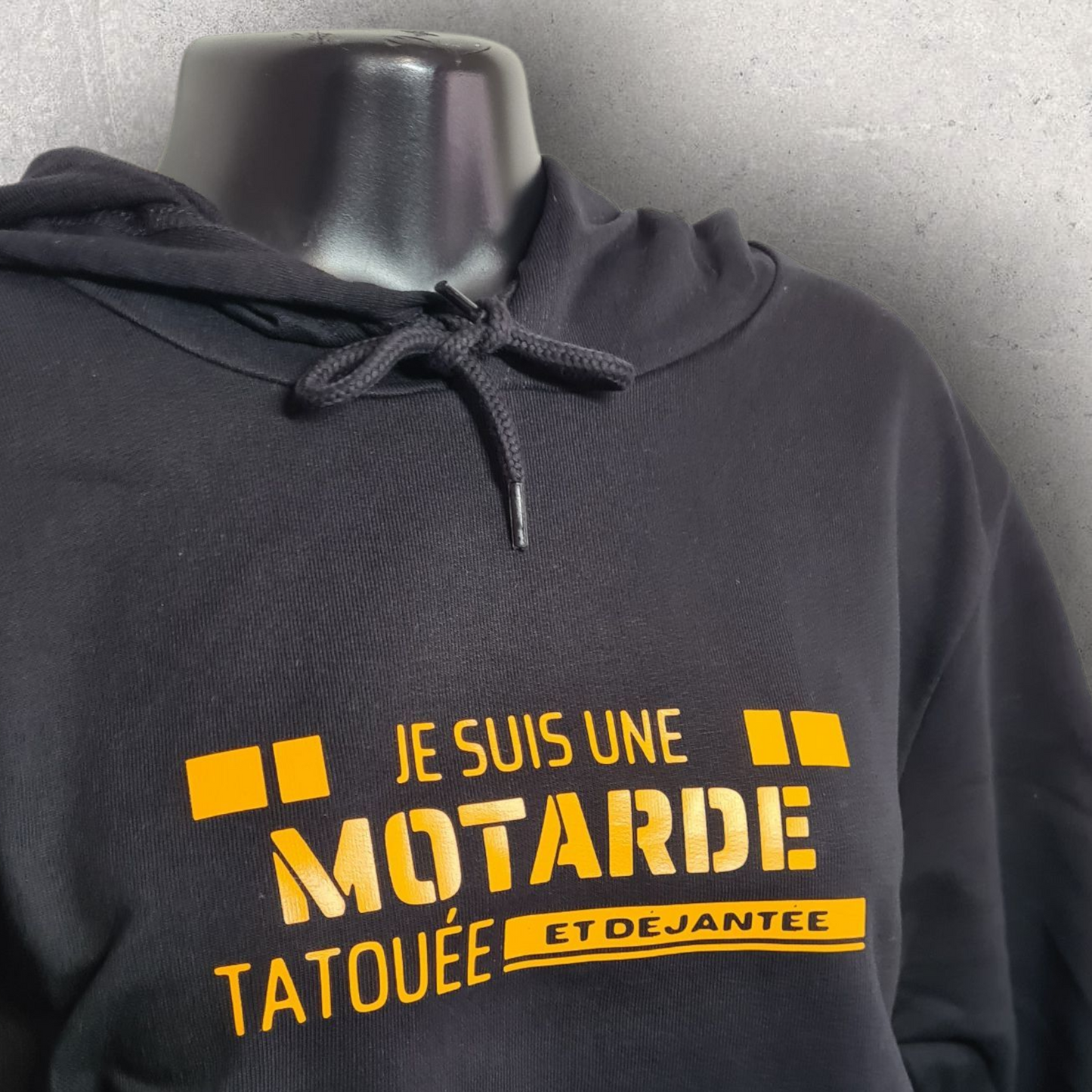 T-shirt à capuche noir femme " Je suis une motarde tatouée et déjantée "