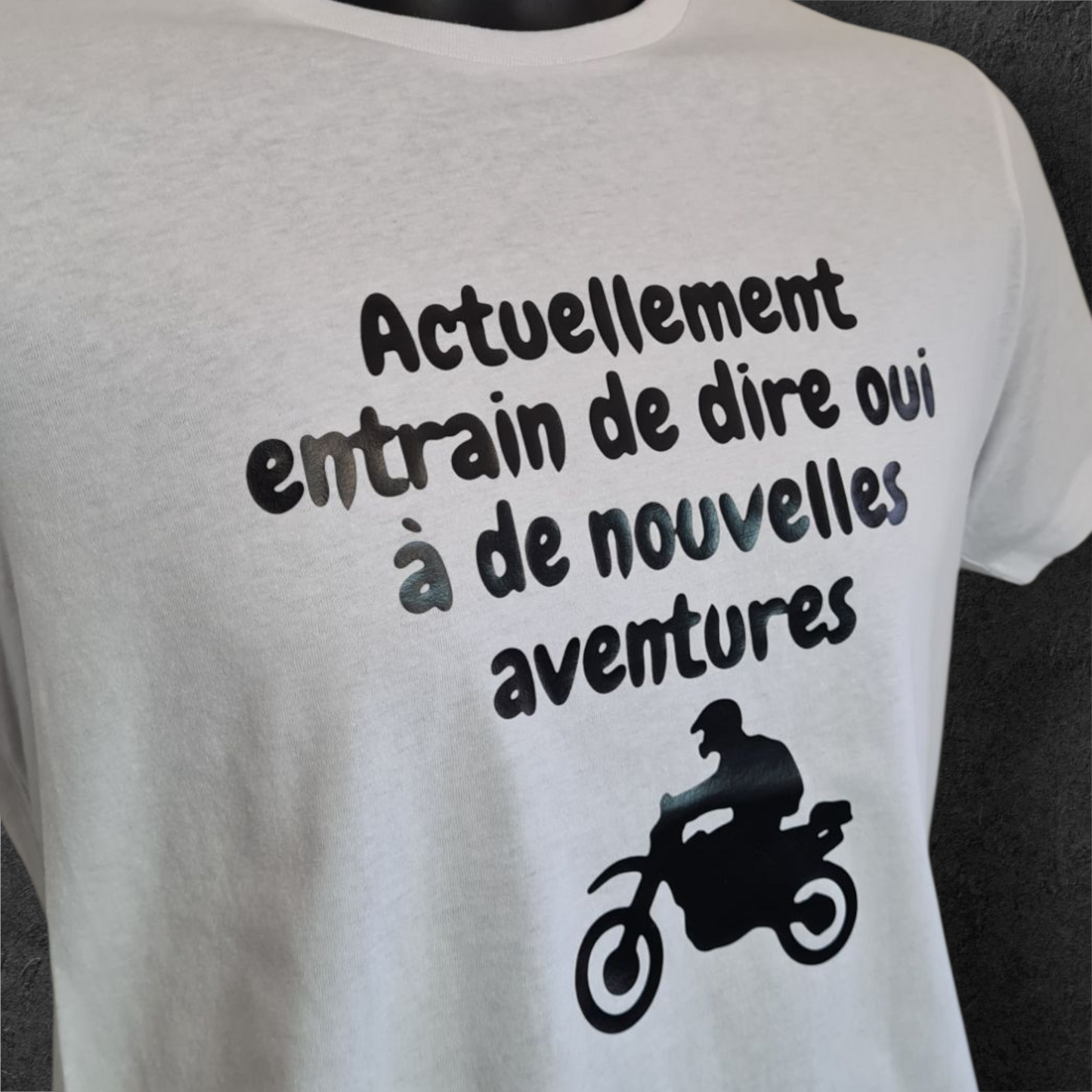 T-shirt blanc à manche courte homme " Actuellement entrain de dire oui à de nouvelles aventures " pour motard