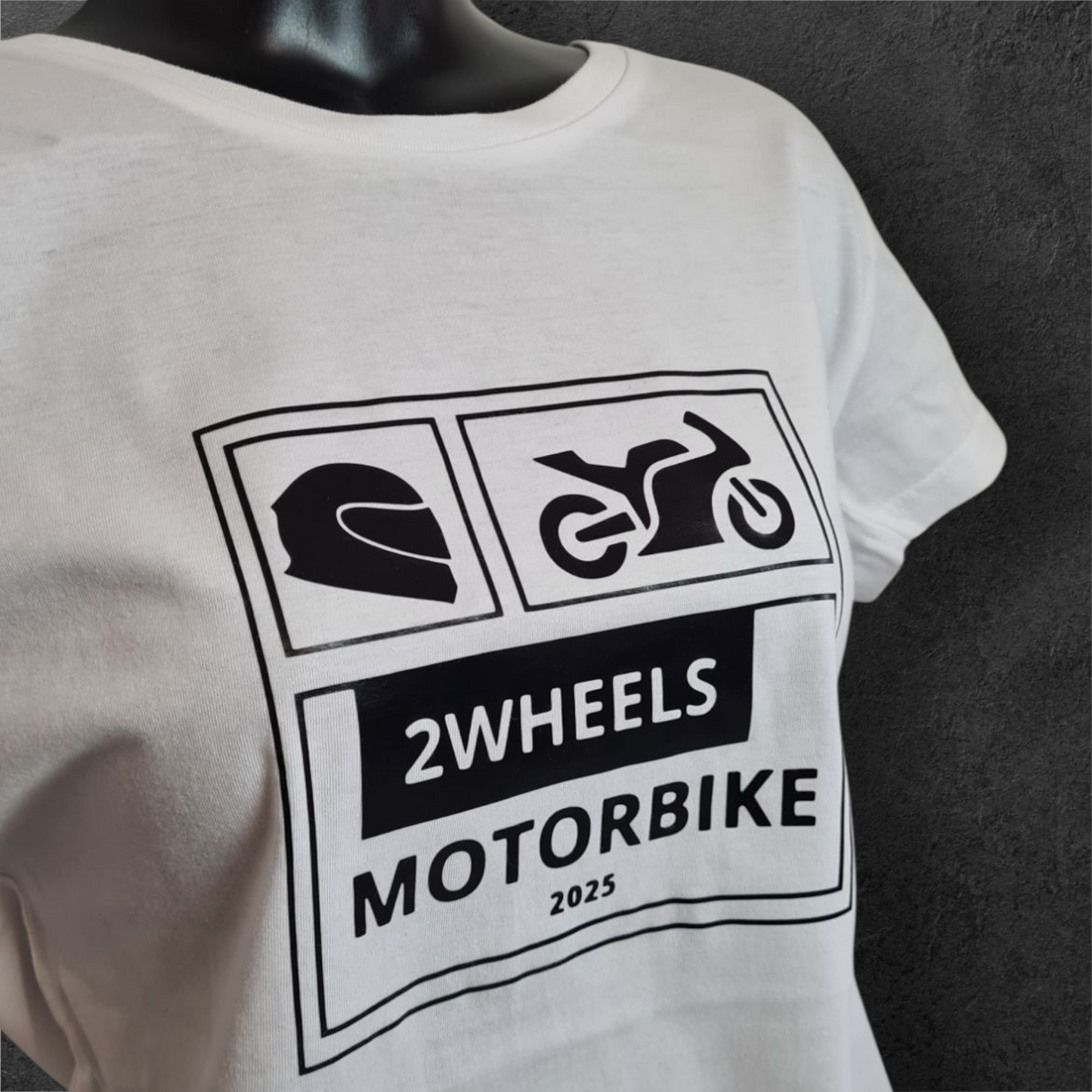 T-shirt blanc femme à manche courte " 2wheels motorbike 2025 " pour motarde