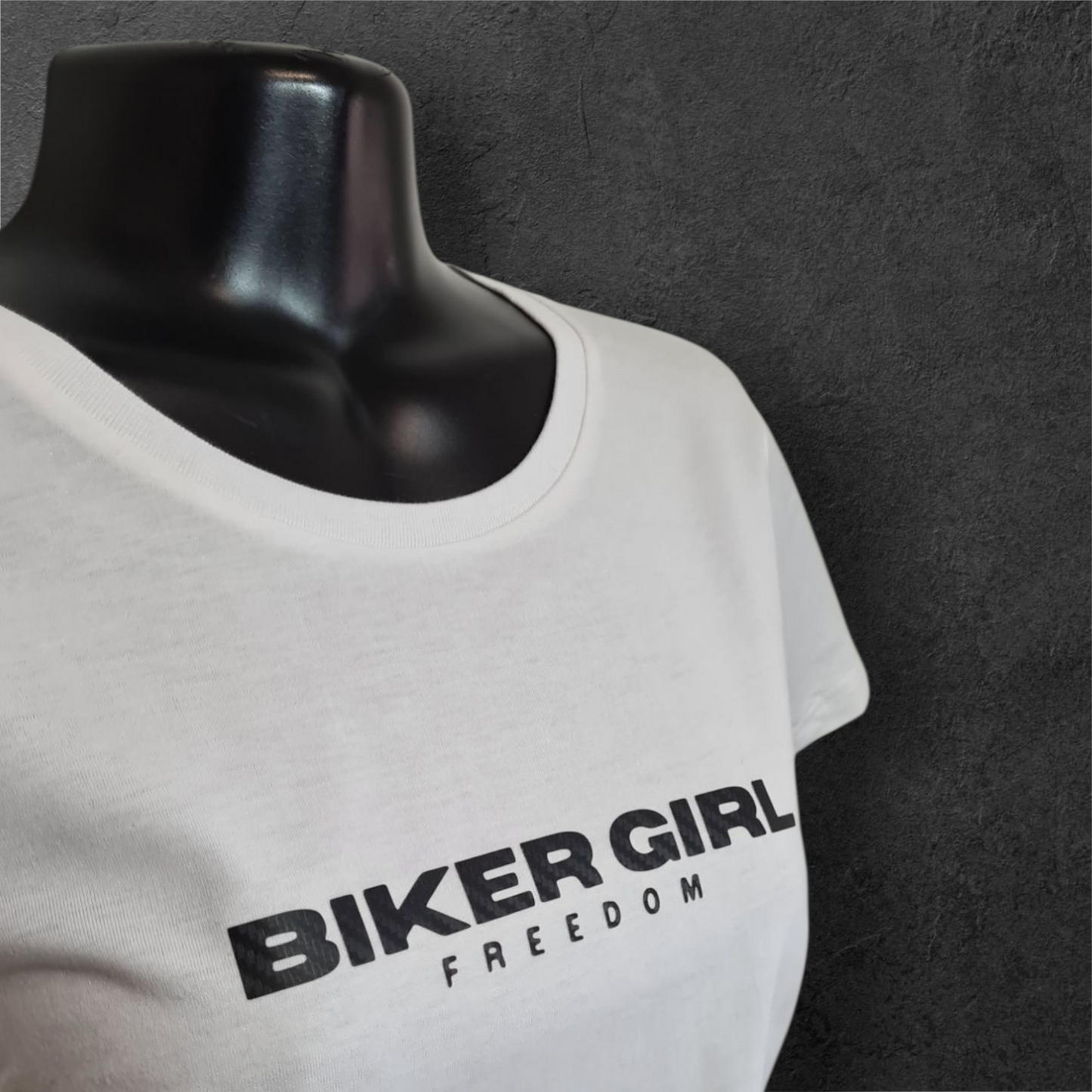T-shirt blanc femme manche courte " Bikergirl freedom " pour motarde carbone