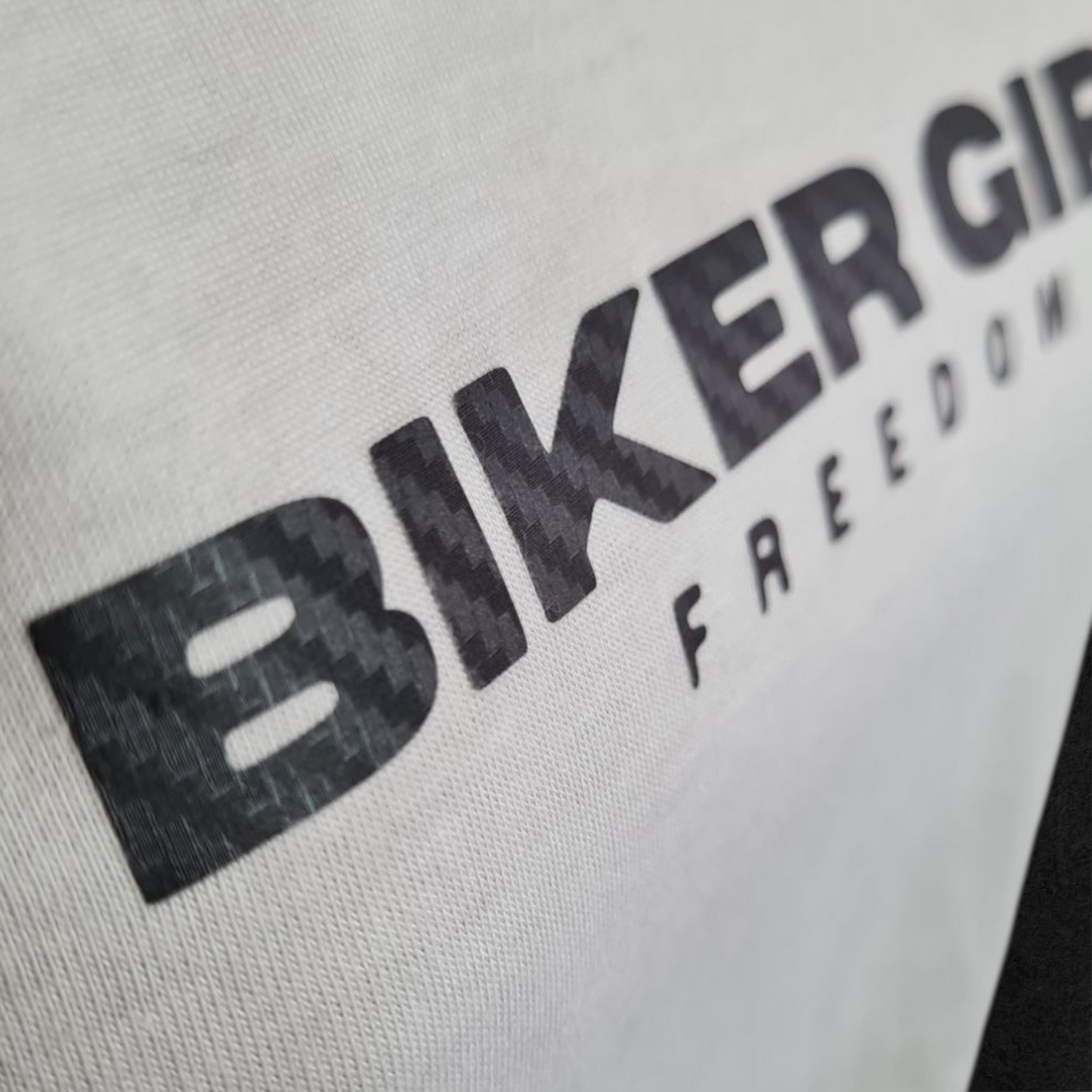 T-shirt blanc femme manche courte " Bikergirl freedom " pour motarde carbone