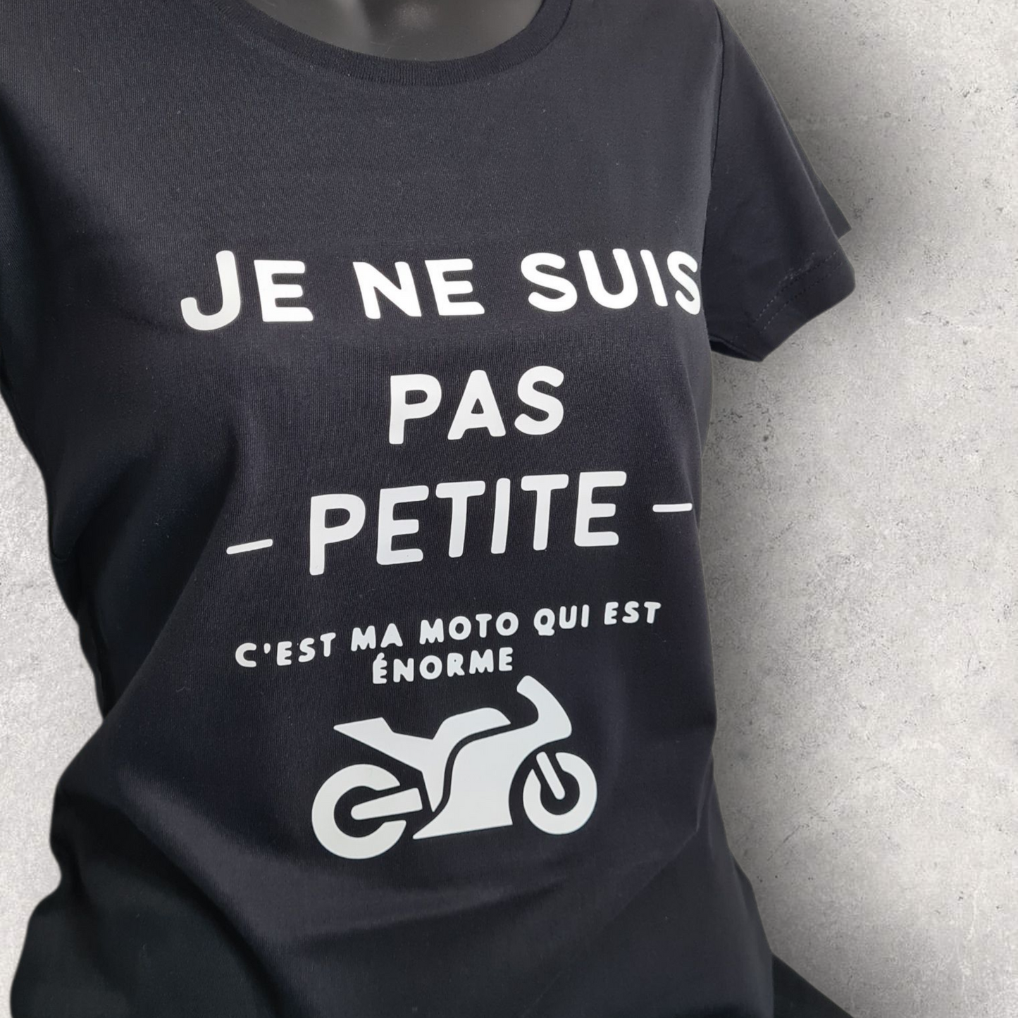 T-shirt noir à manche courte " Je ne suis pas petite c'est ma moto qui est énorme " pour motarde