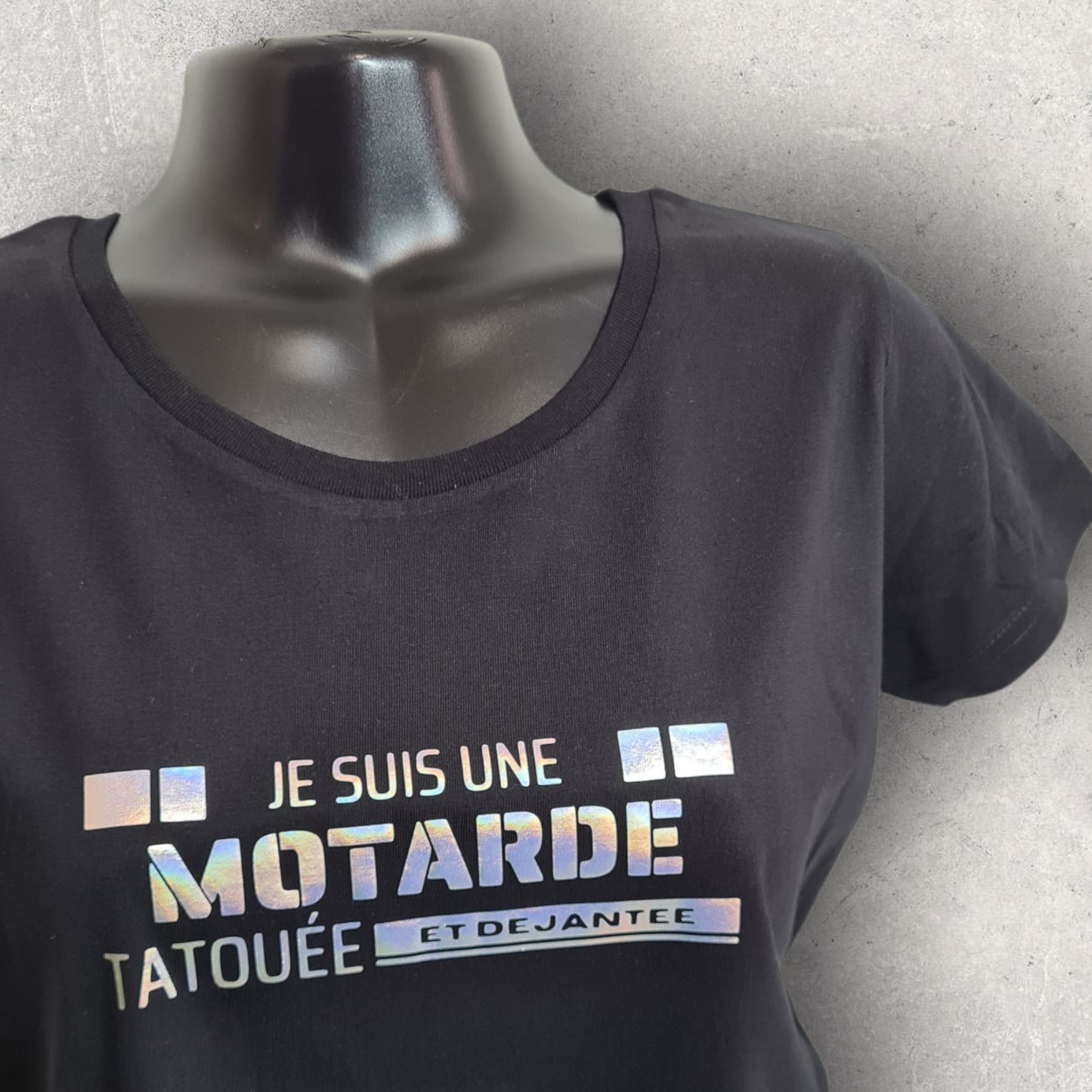 T-shirt noir à manche courte femme " Je suis une motarde tatouée et déjantée " holographique