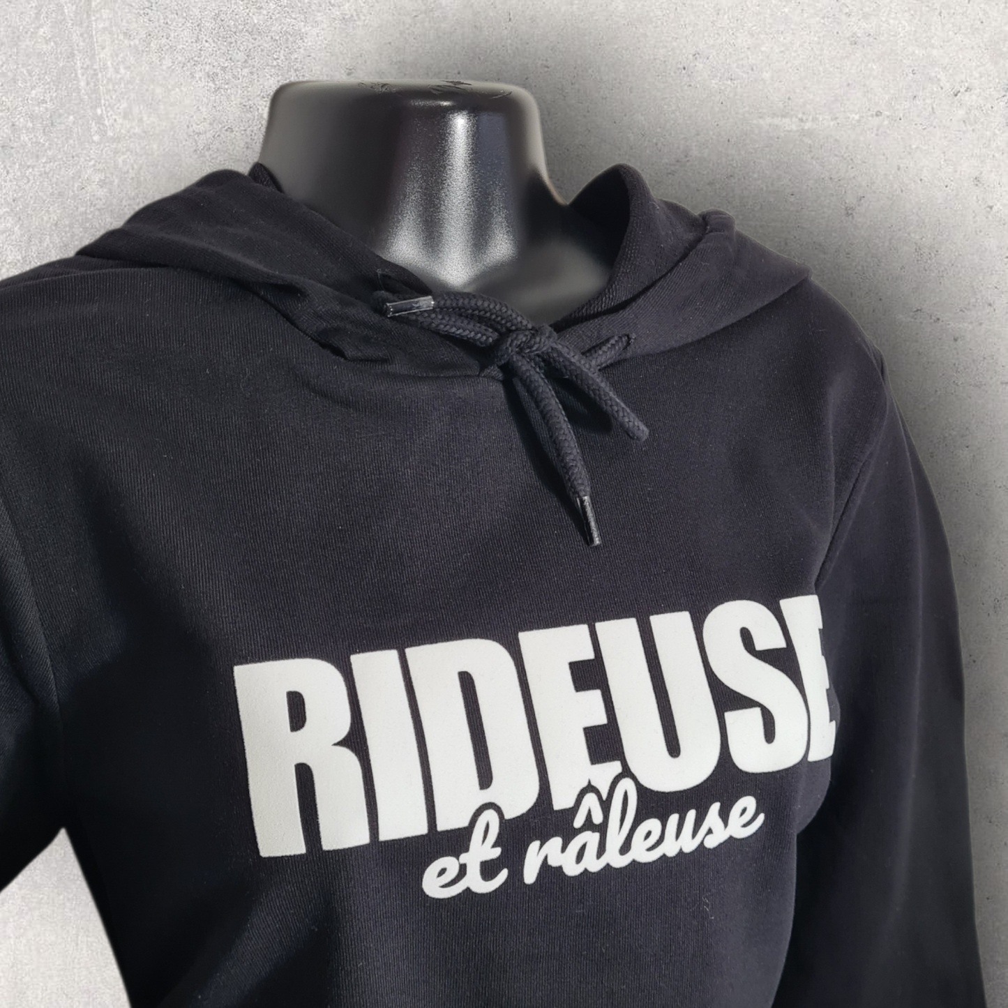 Sweat noir à capuche " Rideuse et râleuse "