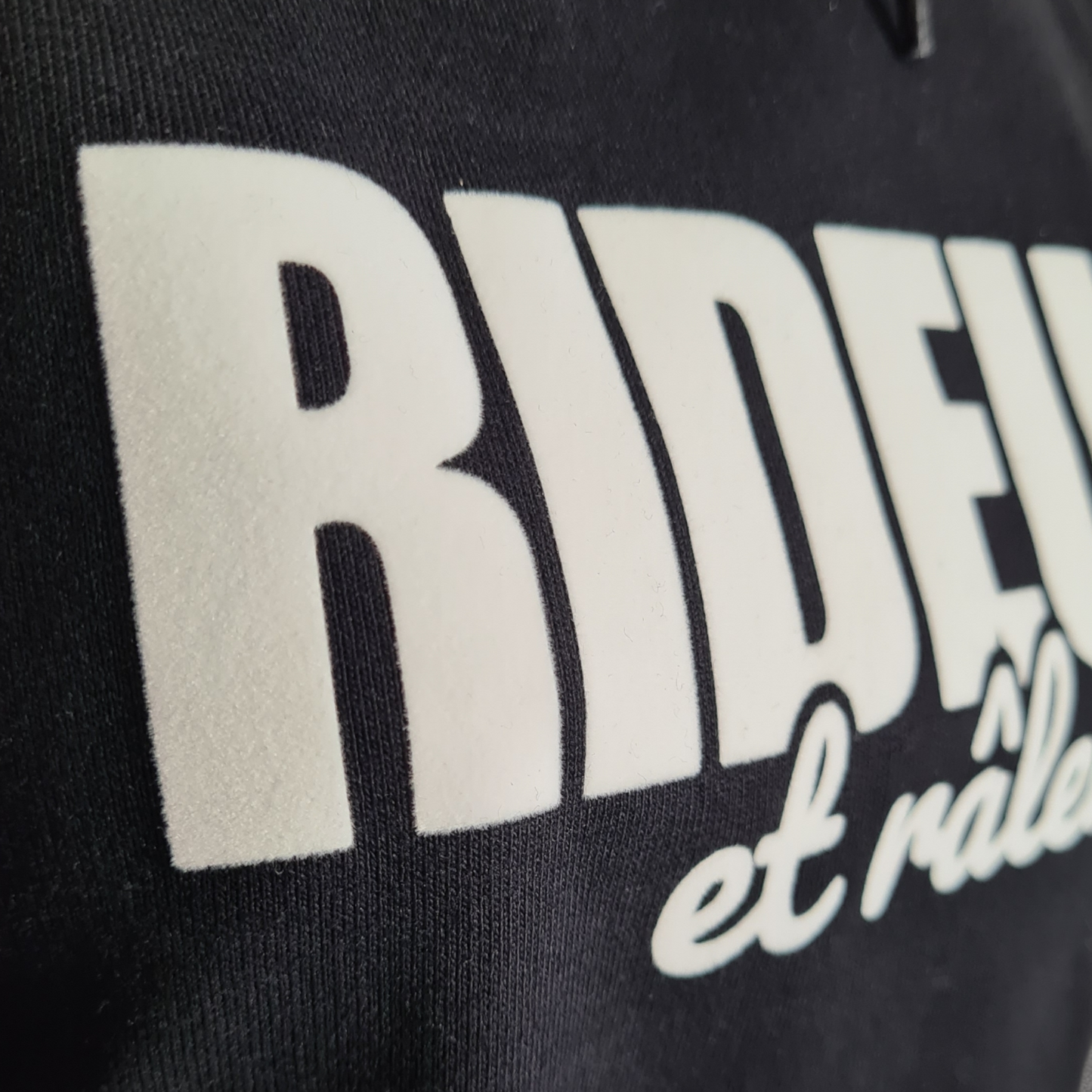 Sweat noir à capuche " Rideuse et râleuse "