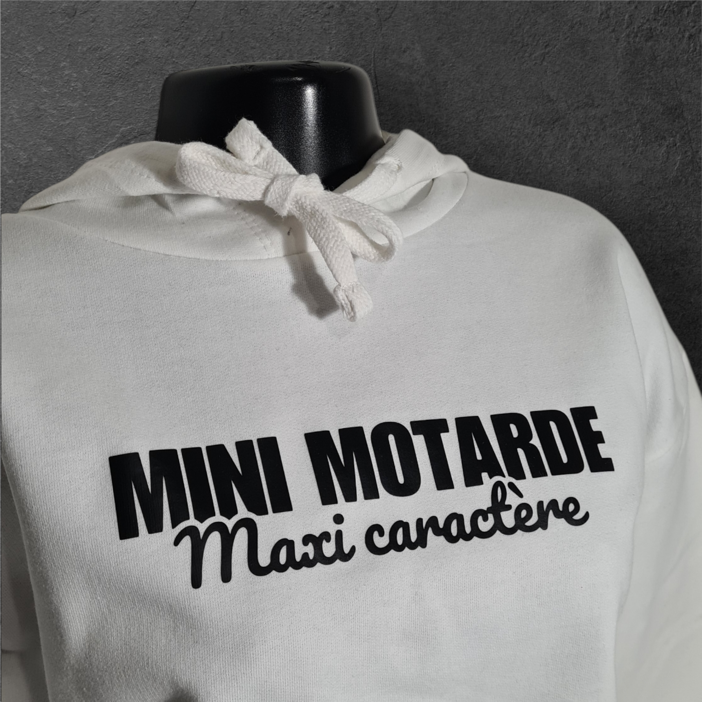 Sweat à capuche court  " Mini motarde maxi caractère "