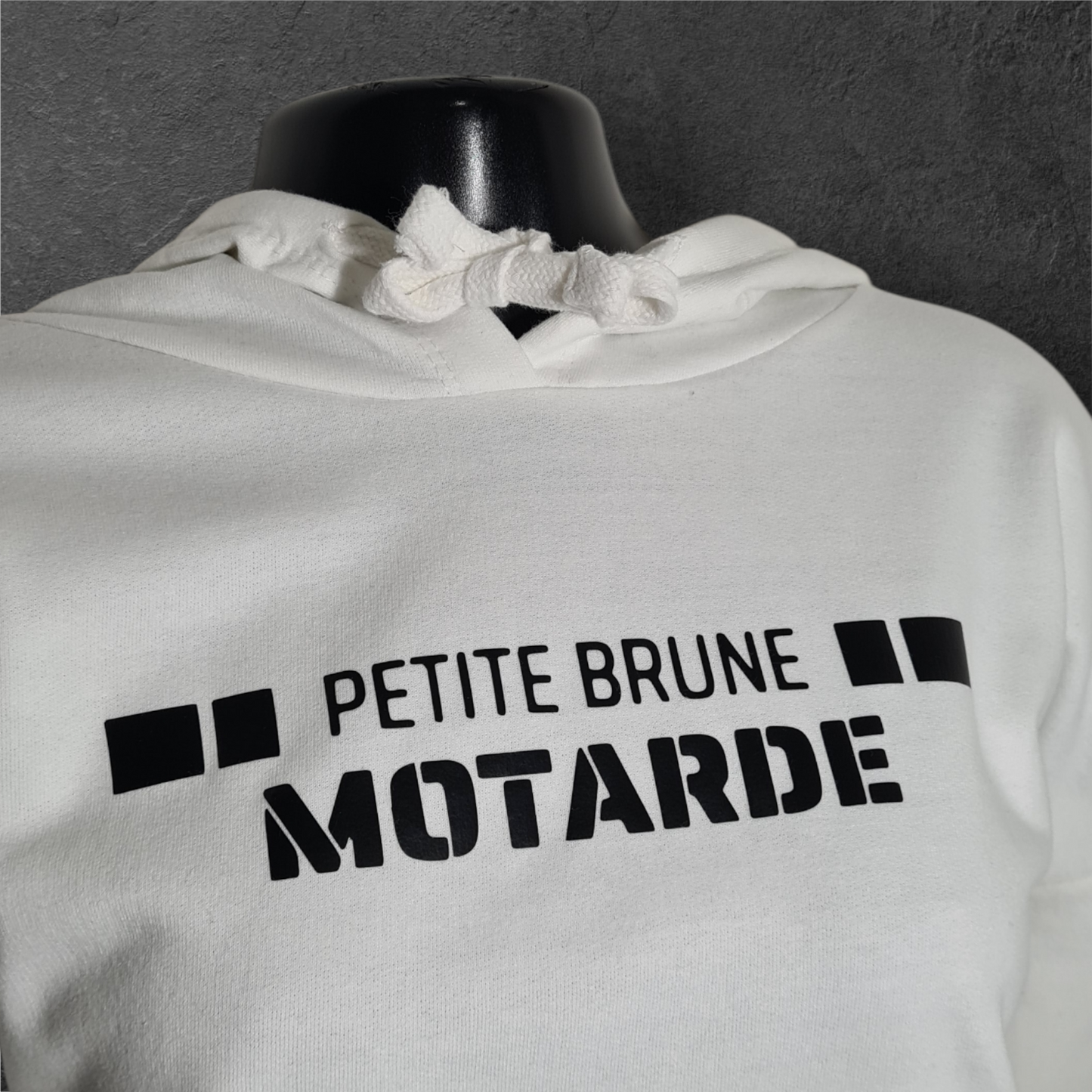 Sweat à capuche court " Petite brune motarde "