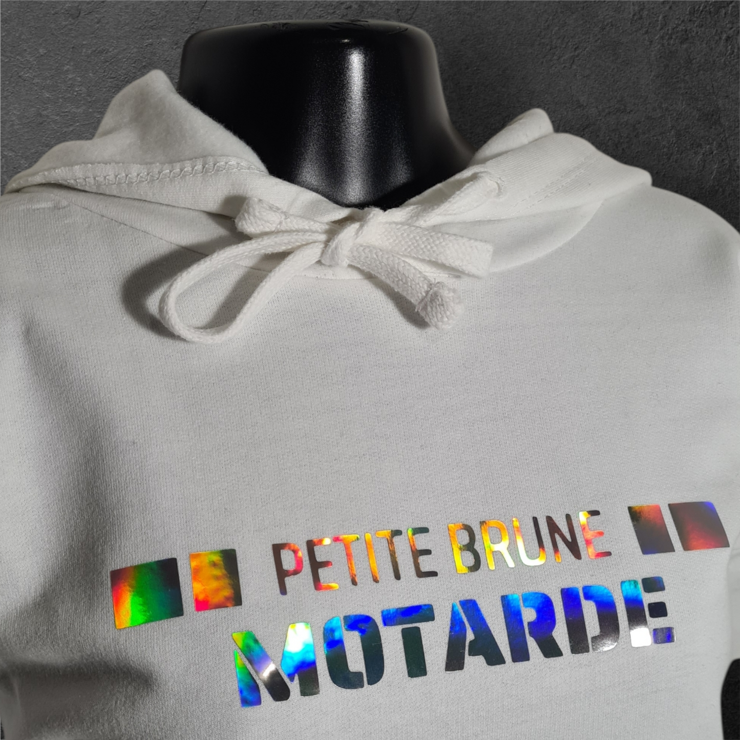 Sweat à capuche court " Petite brune motarde "