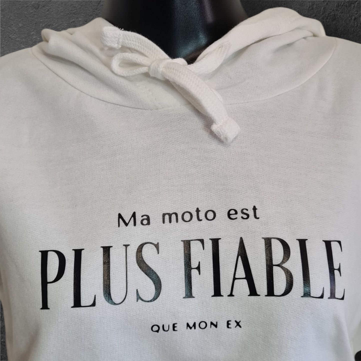 Sweat à capuche court " Ma moto est plus fiable que mon ex " humour pour motarde