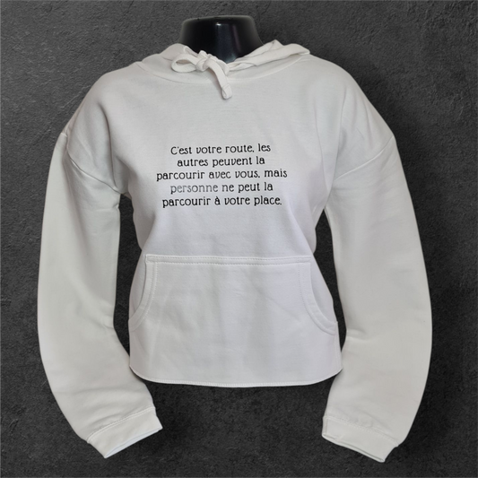 Sweat à capuche court avec message pour femme