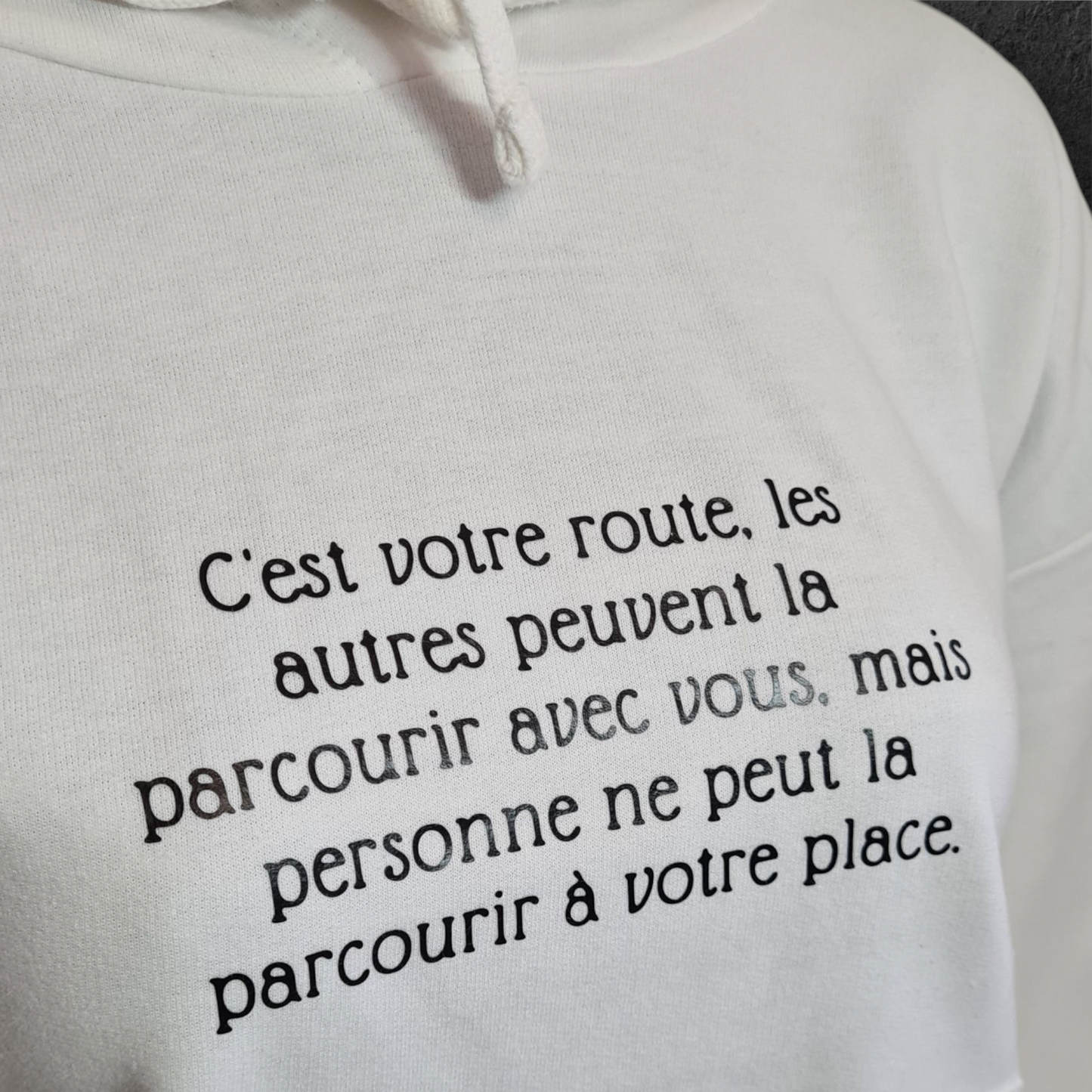 Sweat à capuche court avec message pour femme