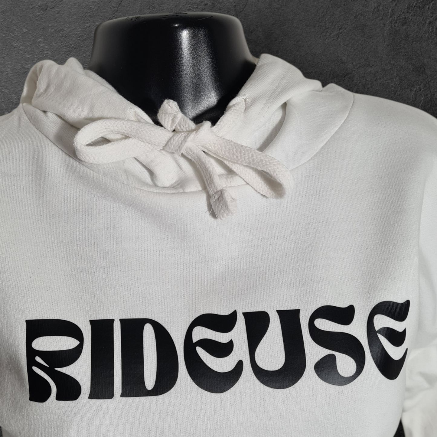 Sweat court à capuche " Rideuse "