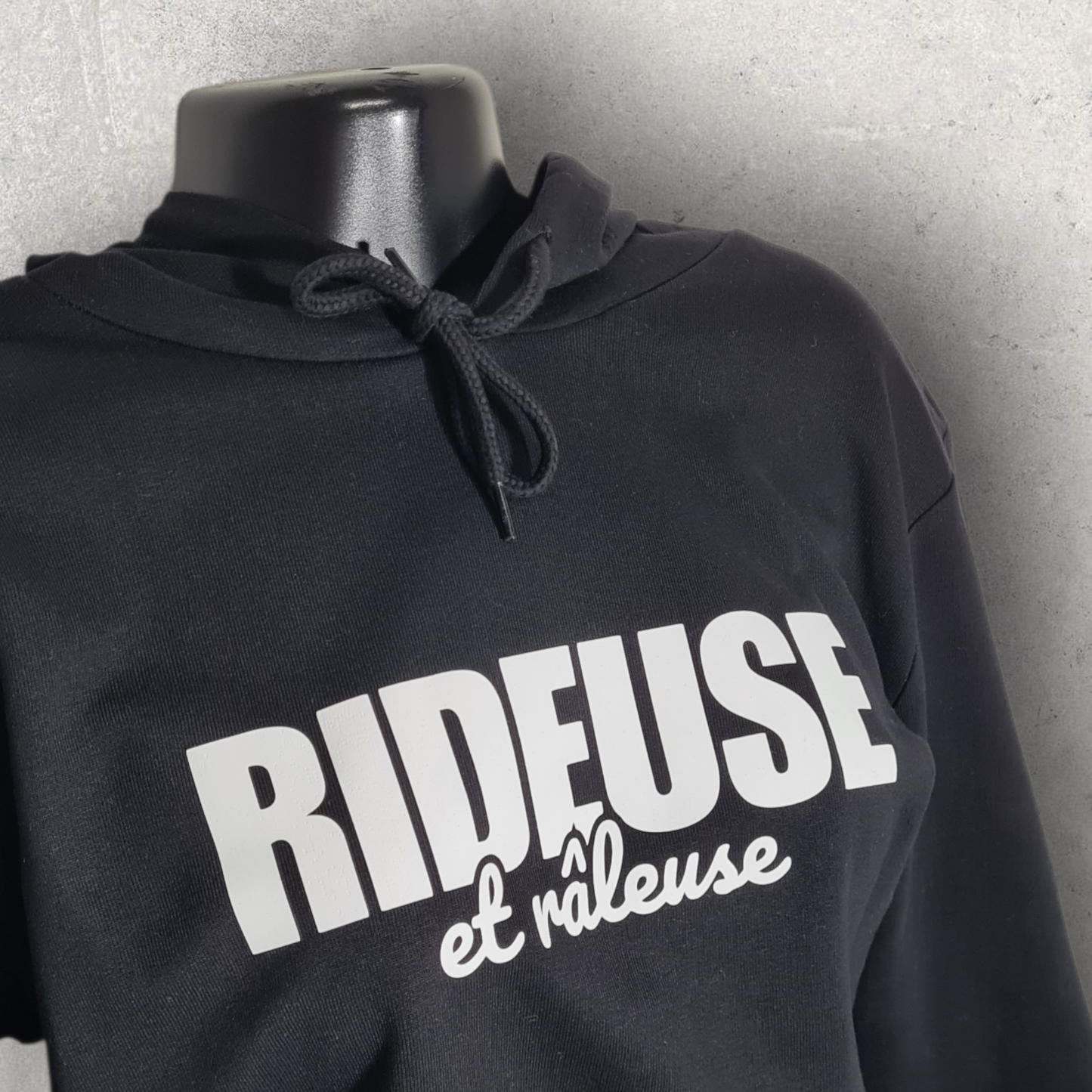 Sweat noir à capuche " Rideuse et râleuse "