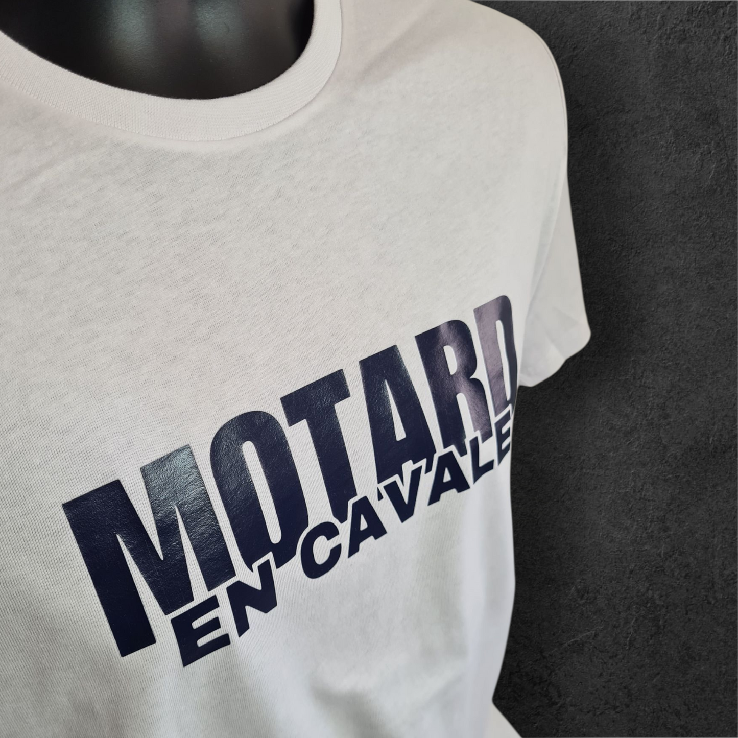 T-shirt blanc à manche courte " Motard en cavale " bleu marine