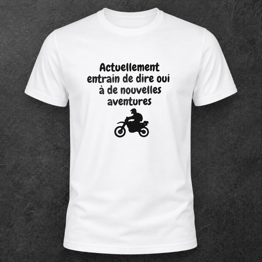 T-shirt blanc " Actuellement entrain de dire oui à de nouvelles aventures "