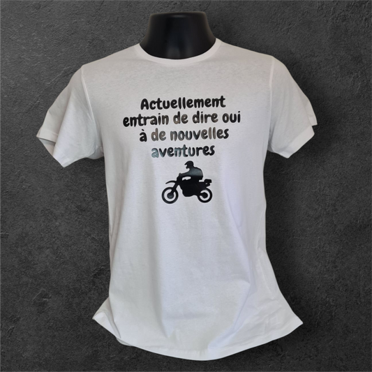 T-shirt blanc à manche courte homme " Actuellement entrain de dire oui à de nouvelles aventures " pour motard