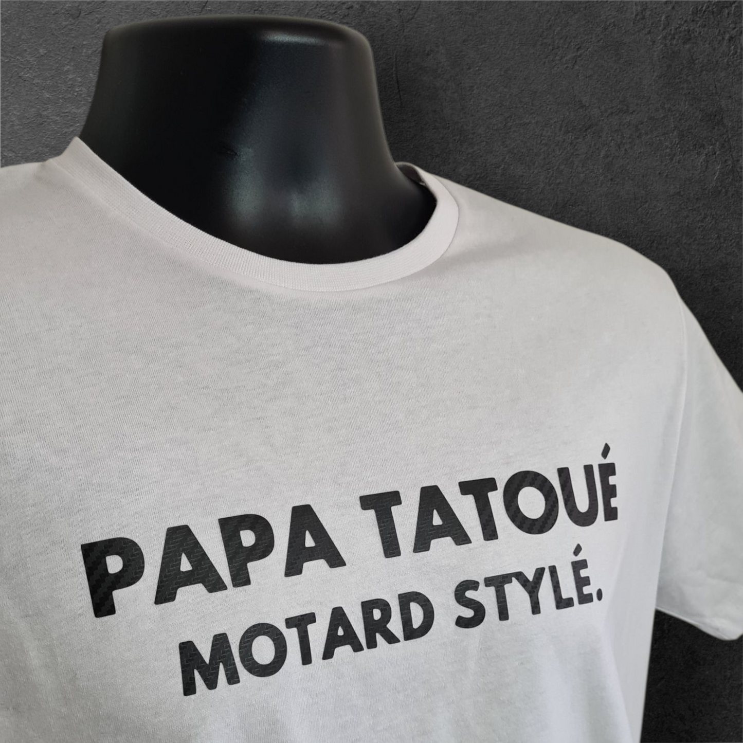 T-shirt blanc à manche courte homme " Papa tatoué motard stylé " carbone