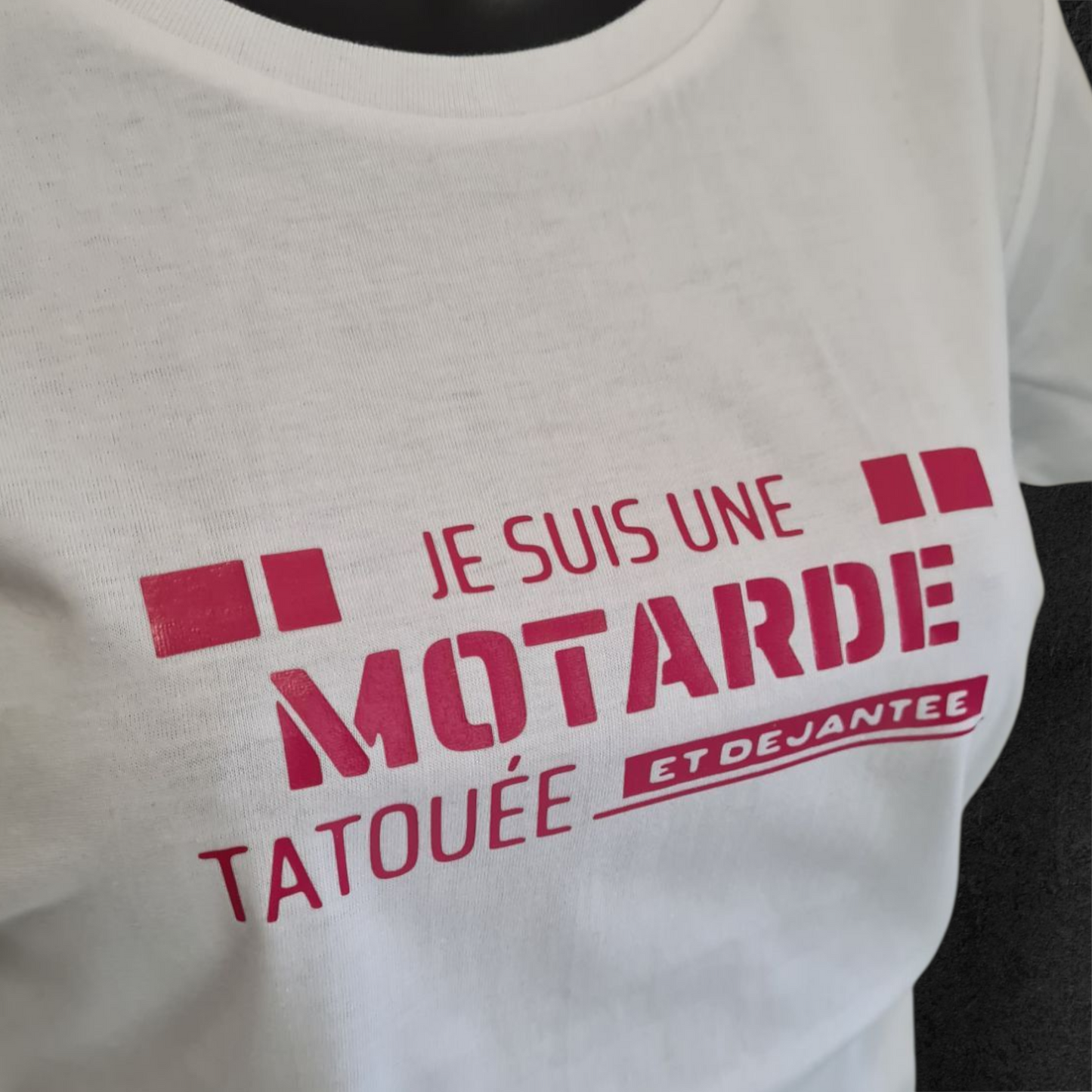 T-shirt blanc femme à manche courte " Je suis une motarde tatouée et déjantée " humour