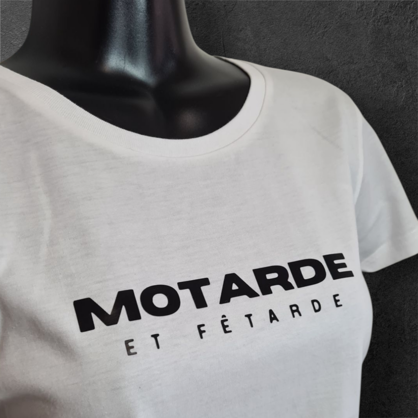 T-shirt blanc femme à manche courte " Motarde et fêtarde " humour