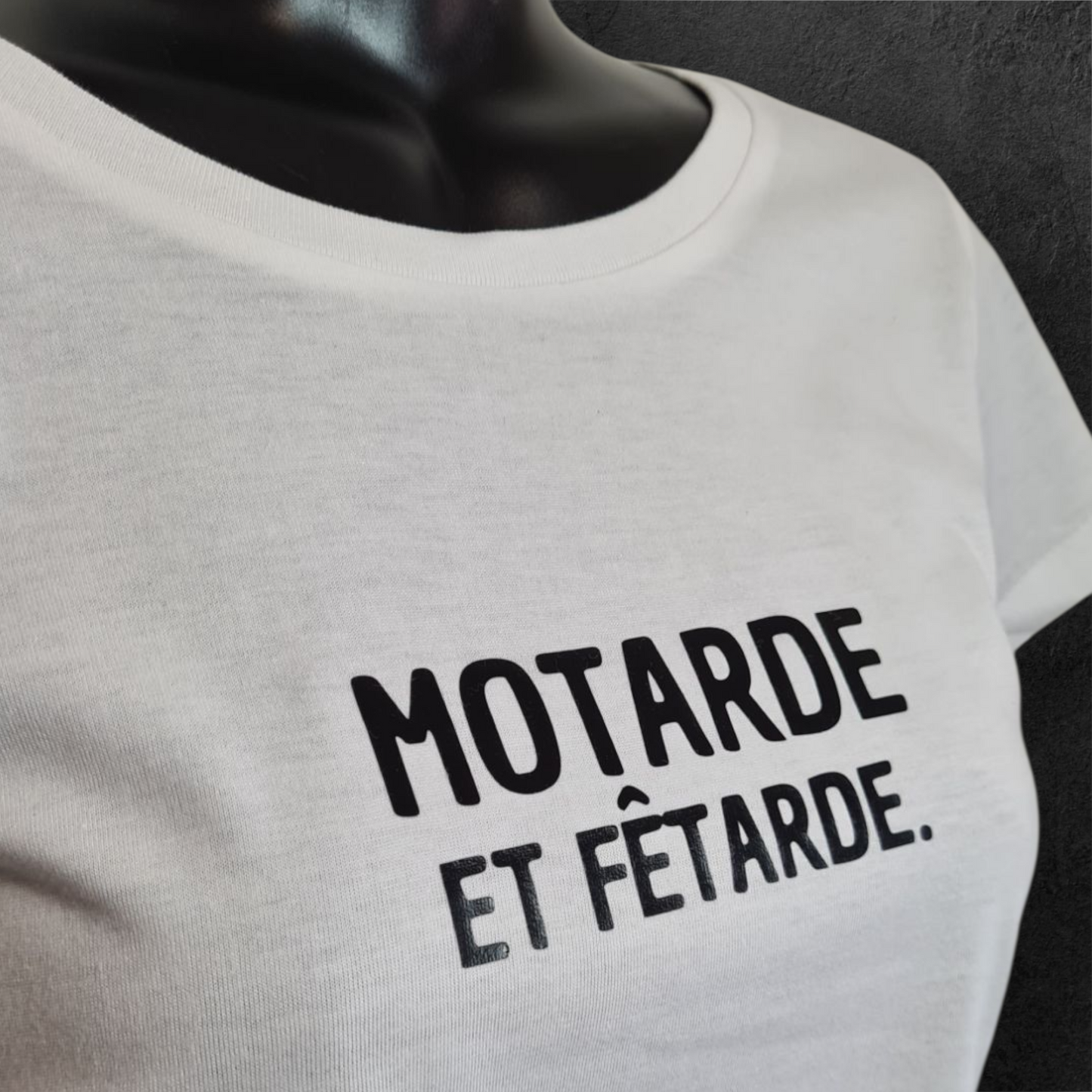 T-shirt blanc femme à manche courte " Motarde et fêtarde " humour