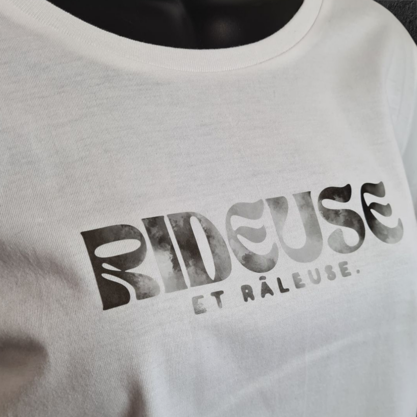 T-shirt blanc femme à manche courte nuage " Rideuse et râleuse " humour pour motarde