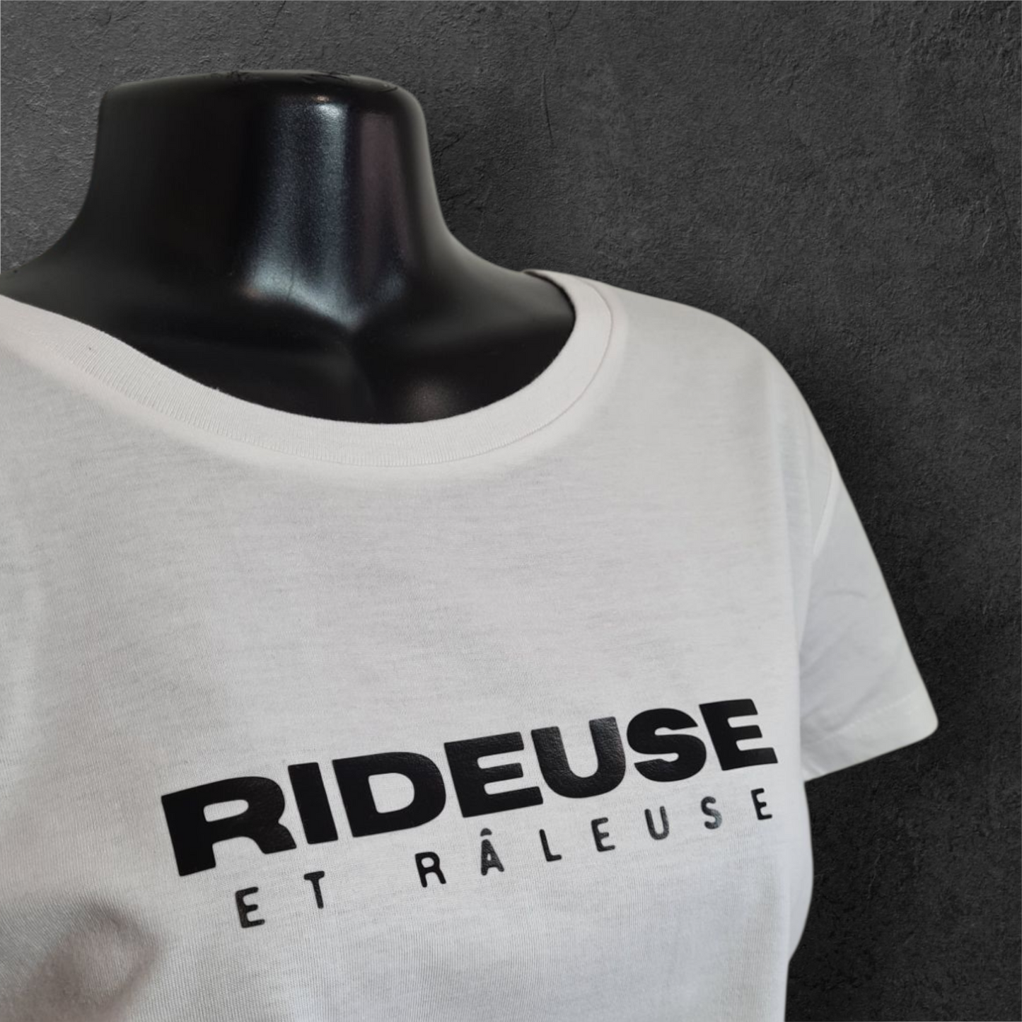 T-shirt blanc femme à manche courte " Rideuse et râleuse " humour pour motarde