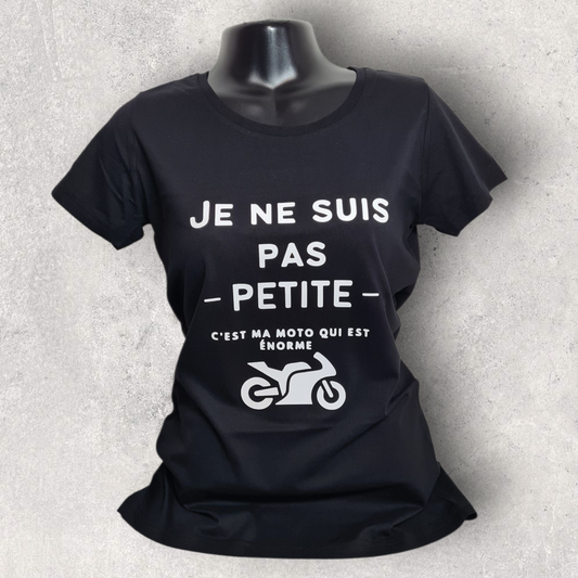 T-shirt noir à manche courte " Je ne suis pas petite c'est ma moto qui est énorme " pour motarde